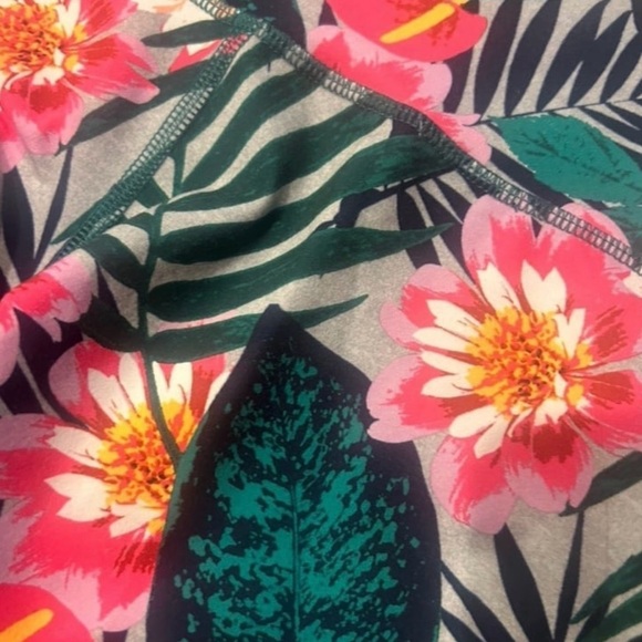 Women Old Navy Active Bike Shorts Floral Large - Picture 2 of 9